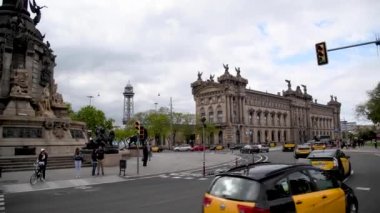 Barcelona, İspanya - Mayıs 2018: Araba ve otobüs trafik bir şehrin ana dolambaçlı. Şehir her yıl 15 milyon turist çeken