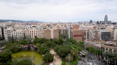 Havadan görünümden bir şehir çatı bahar sezonu Barselona