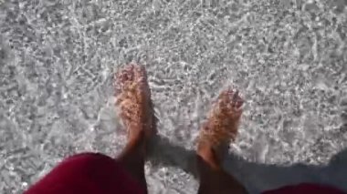 Güzel sığ suda ayak