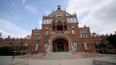 Barcelona, İspanya - 2018 olabilir: İnsanlar Recinte Modernista de Sant Pau ziyaret edin. Şehir her yıl 15 milyon turist çeken