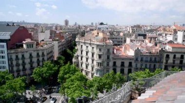 Barcelona, İspanya - Mayıs 2018: Passeig de Gracia ve şehir binaların havadan görünümü. Şehir her yıl 15 milyon turist çeken
