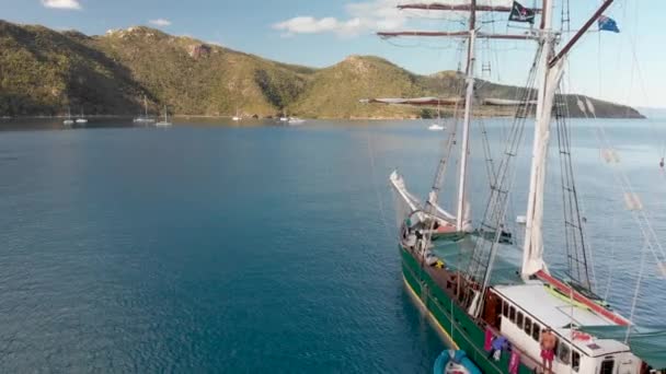 Imagens Aéreas Grande Navio Vela Flutuando Água Azul — Vídeo de Stock