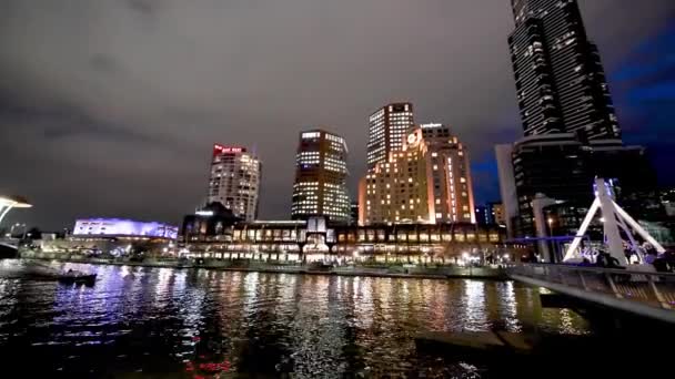 Melbourne September 2018 Staden Byggnader Natten Från Fotgängare Bron Över — Stockvideo