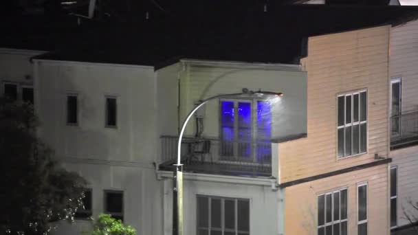 Noční Bouře Městě Pouliční Lampy Dojat Deštěm Větrem — Stock video
