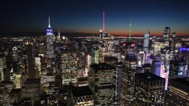 New York City - Aralık 2018: Gece şehir siluetinin Hızlı Zaman Atlamalı. Şehir yılda 50 milyon turist çekiyor