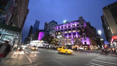 New York City - Aralık 2018: Altıncı Cadde gece boyunca trafik. Şehir her yıl 50 milyon turist çeken