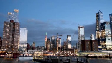 Manhattan gökdelenler bir cruise ship den görüldüğü gün batımında panoramik manzaralı