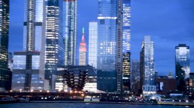 Hareketli bir Cruise Ship Midtown Manhattan siluetinin Panoramik günbatımı görünümü