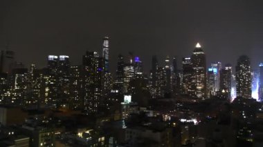 New York City - Aralık 2018: Şehir gökdelenlerinin panoramik gece manzarası. Şehir yılda 50 milyon turist çekiyor