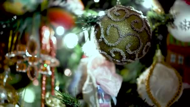 小女孩挂球圣诞树在家里 — 图库视频影像