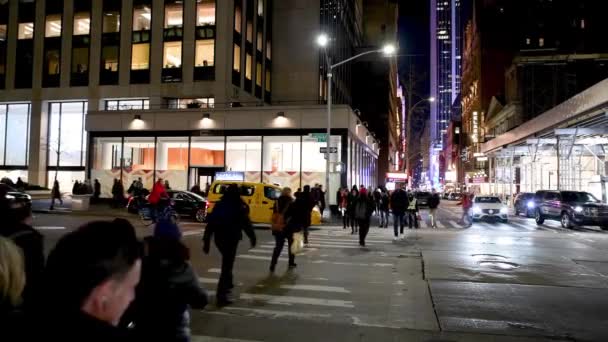 纽约市 2018年12月 游客在夜间沿着第六大道行走 这座城市每年吸引5000万游客 — 图库视频影像