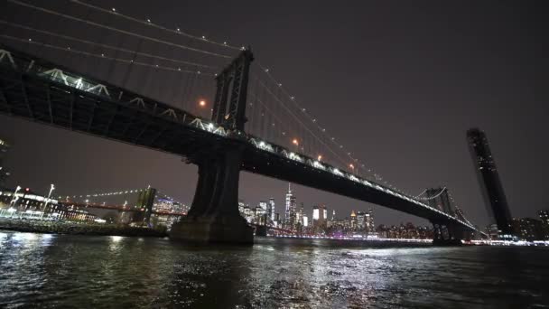 Nachtansicht Von Manhattan Und Brooklyn Brücke Mit Niedrigerem Manhattan Hintergrund — Stockvideo