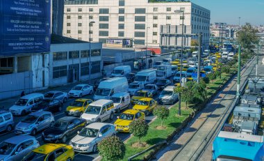 Istanbul - 17 Eylül 2014: Ağır trafik liman alanı. Trafik Istanbul büyük şehir büyük bir sorundur.