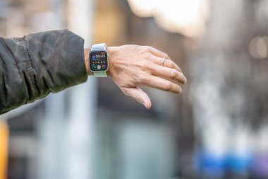 New York City - 1 Aralık 2018: Yeni Apple Watch serisi 4..... .adam kullanıyor. Bu Apple Inc yeni modeldir.