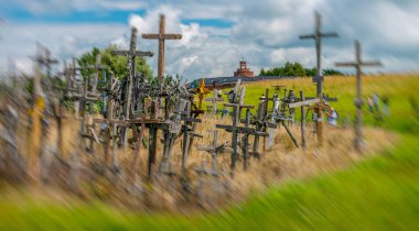 Haçlar Hill, Kryzi Kalnas, yer alan 12 kilometre küçük sanayi Siauliai kuzeyinde