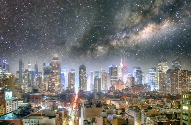 Midtown Manhattan havadan görünümü Hell's mutfak çatı yıldızlı gece dan görüldüğü gibi gece.