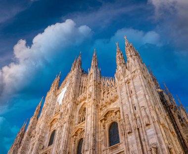 Milan, İtalya. Duomo Katedrali cephe gün batımında.