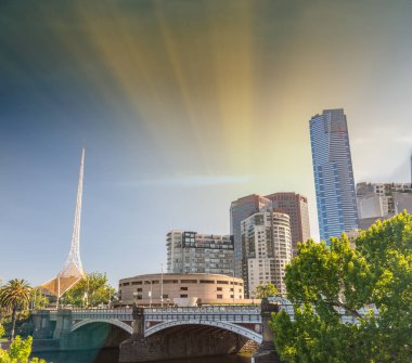 Gün batımında Melbourne binalar