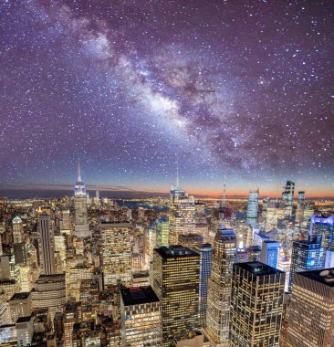 Midtown Manhattan'ın gökdelenlerin gece ışıkları. New York şehir bina ve manzarası yıldızlı gece havadan görünümü