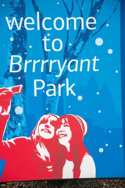 New York City - 30 Kasım 2018: Bryan Park işareti kışın hoş geldiniz. Bryant Park bir buz pateni pisti kış aylarında vardır..