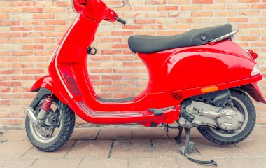 Eski şehrin sokak Retro kırmızı scooter. Yatay odaklı fotoğraf