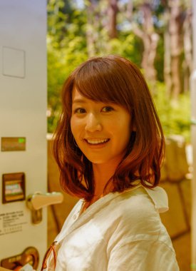 Genç Japon kız sokak otomat içecekler satın alma.