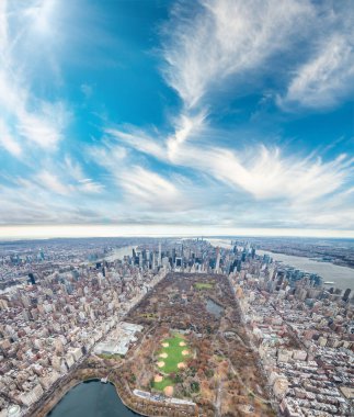 Central Park ve New York City geniş açı havadan görünümden helikopter gün batımında