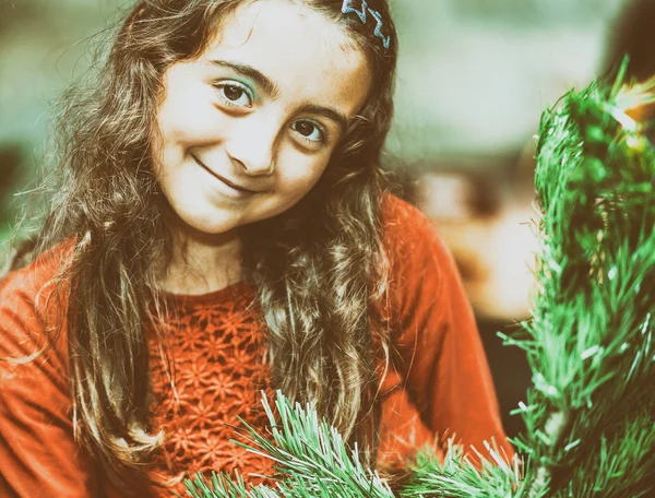 クリスマス ツリーの前で自宅で幸せの若い女の子 — ストック写真