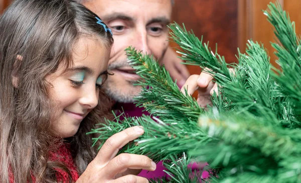 Feliz Joven Con Padre Casa Para Navidad — Foto de Stock