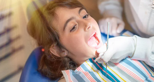 Mladá Dívka Otevřenými Ústy Pro Zubní Prohlídka — Stock fotografie