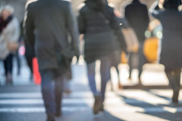 Verschwommene Rückansicht Von Menschen Die Durch Die Stadt Laufen — Stockfoto