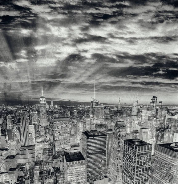 曼哈顿市中心摩天大楼的夜灯 纽约市建筑和天际线的日落鸟图 — 图库照片