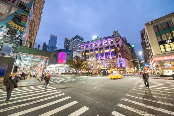 New York City November 2018 Night View Herald Square Tourists — Stock Photo, Image