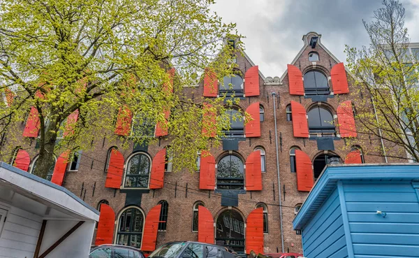 Дома Амстердаме Красными Элементами — стоковое фото