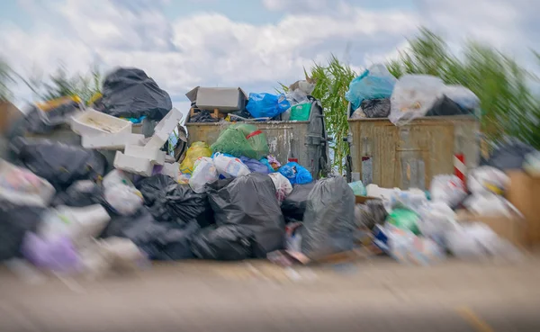 Große Müllhalde Der Nähe Der Straße Entsorgungs Verschlechterungs Und Umweltschutzkonzept — Stockfoto