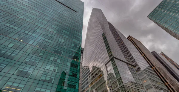 Rascacielos Modernos Nueva York Vistos Desde Calle Contra Cielo Nublado —  Fotos de Stock