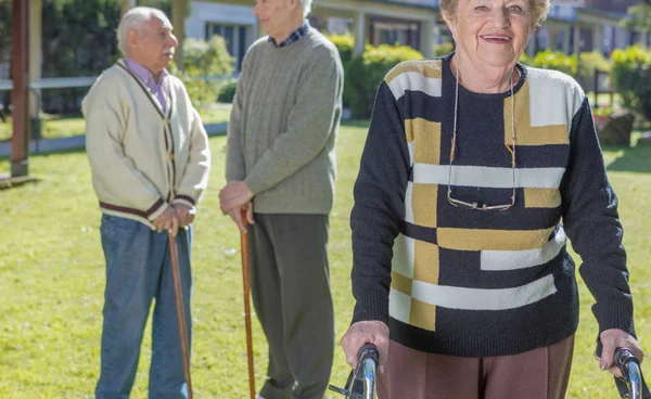 Пожилые Люди Саду Больницы — стоковое фото