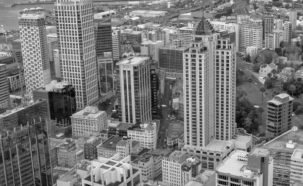 奥克兰日落时城市摩天大楼鸟瞰图 — 图库照片