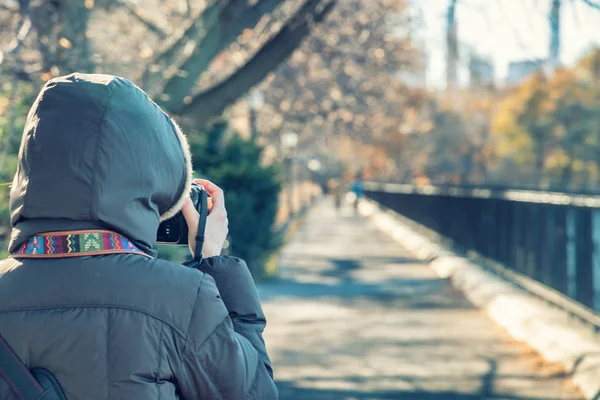 Vrouwelijke Fotograaf Fotograferen Van Central Park Een Winterdag New York — Stockfoto