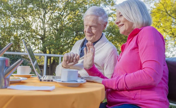 Happy Elderly Couple Making Breakfast Outdoor Using Laptop — Stock Photo, Image