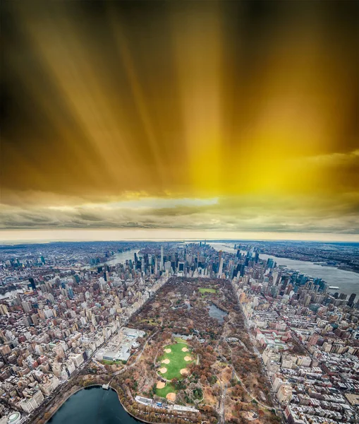 日落时从直升机上可以看到中央公园和纽约市的广角鸟图 — 图库照片