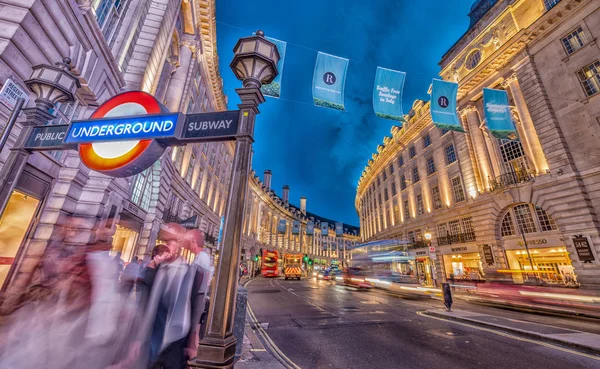 ロンドン 2015 トラフィックとピカデリー サーカス近くのリージェント ストリートには夜の観光客 ロンドンは毎年 5000 万の観光客を魅了します — ストック写真