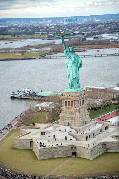 Nad Głową Ptaka Statue Liberty Helikoptera New York City Zimie — Zdjęcie stockowe