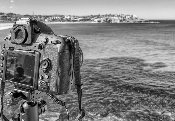 Moderne Camera Statief Fotograferen Van Strand Kust — Stockfoto