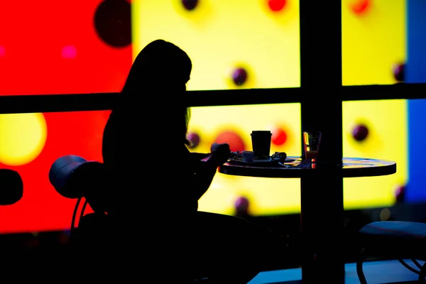 Silhouette Woman Eating Breakfast Bar Colorful Background Opposed Model — Stock Photo, Image