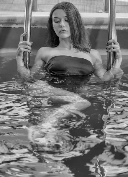Güzel Kadın Yüzme Havuzu Sınırda Rahatlatıcı — Stok fotoğraf