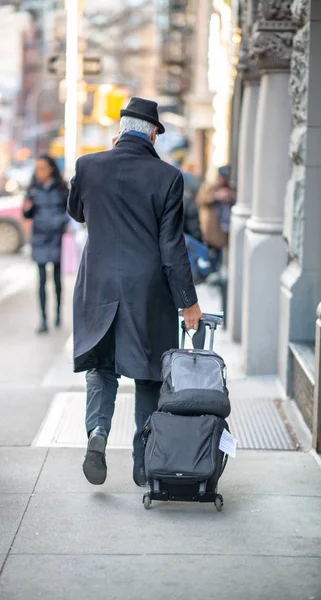Hombre Con Sombrero Carritos Chaqueta Rasgada Caminando Hablando — Foto de Stock