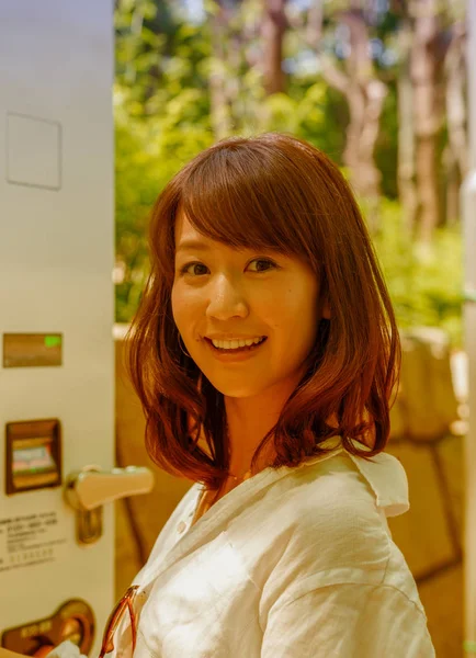 Jovem Japonês Menina Compra Bebidas Rua Máquina Venda Automática — Fotografia de Stock