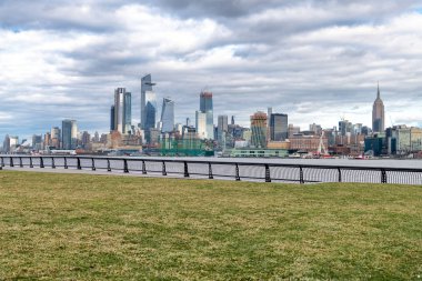 Hudson yarda gökdelenler ve Manhattan siluetinin New York'ta Jersey City görüldüğü gibi.