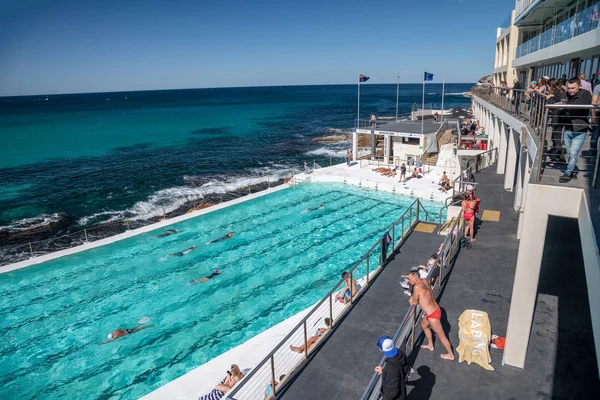 ボンダイビーチ オーストラリア 2018 観光客や地元の人々 氷山のプールを楽しみます プールは 観光客の間で有名な魅力 — ストック写真